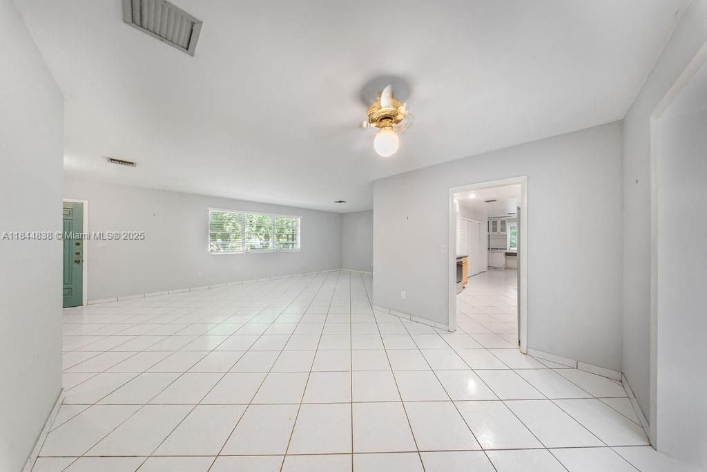 最近售出: $1,180,000 (5 贝兹, 3 浴室, 2973 平方英尺)