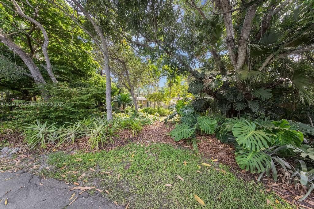 最近售出: $1,180,000 (5 贝兹, 3 浴室, 2973 平方英尺)