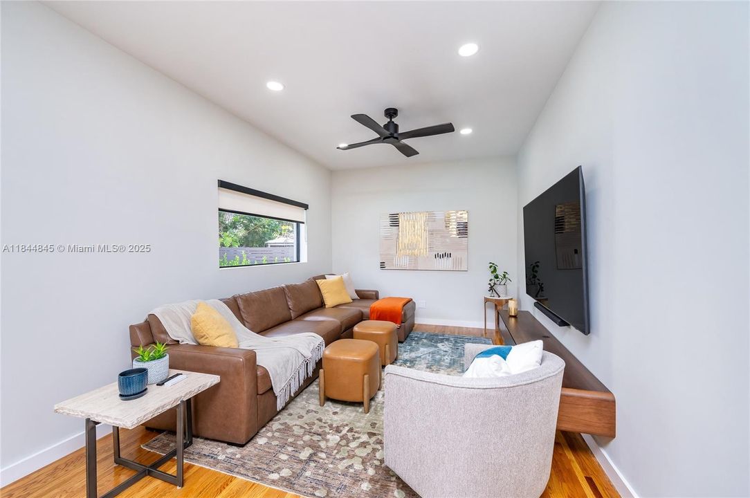 На продажу: $1,400,000 (4 спален, 3 ванн, 2242 Квадратных фут)