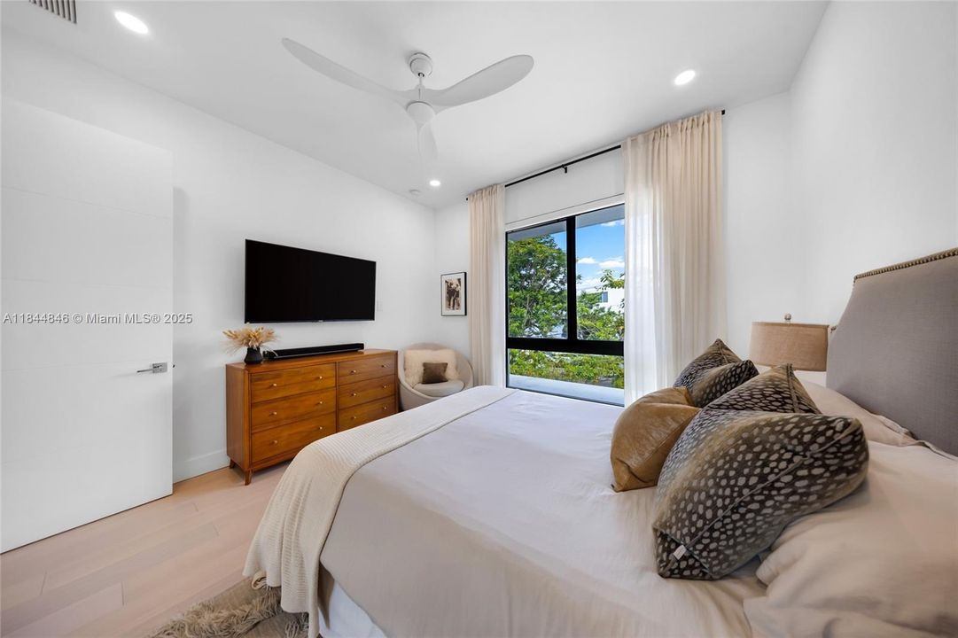 Recently Rented: $15,000 (3 beds, 3 baths, 2391 Square Feet)