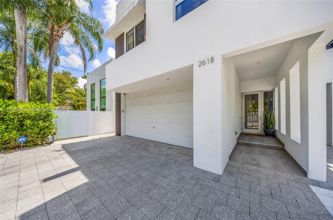 Recently Rented: $15,000 (3 beds, 3 baths, 2391 Square Feet)