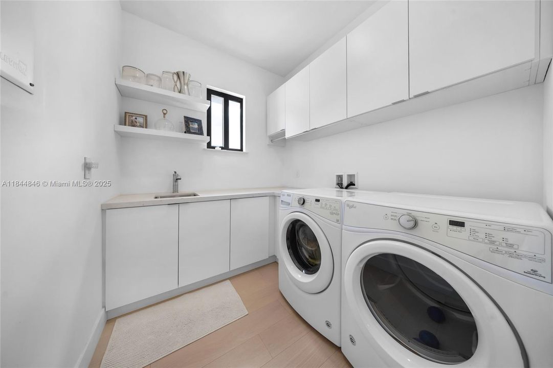 Recently Rented: $15,000 (3 beds, 3 baths, 2391 Square Feet)