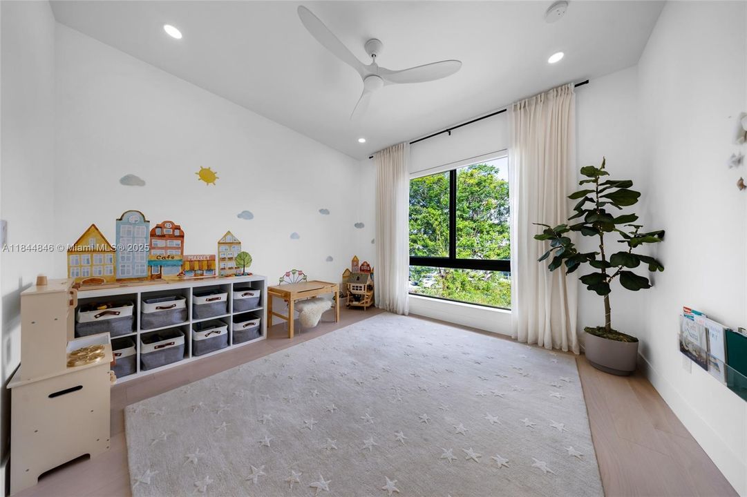 Recently Rented: $15,000 (3 beds, 3 baths, 2391 Square Feet)