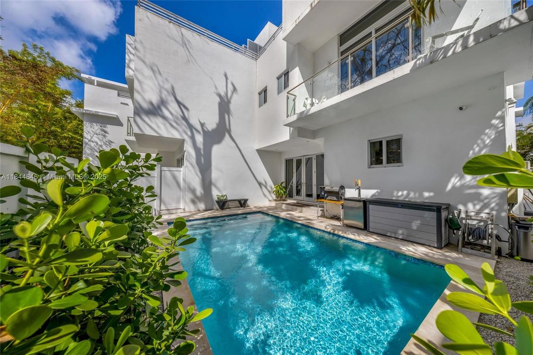 Recently Rented: $15,000 (3 beds, 3 baths, 2391 Square Feet)