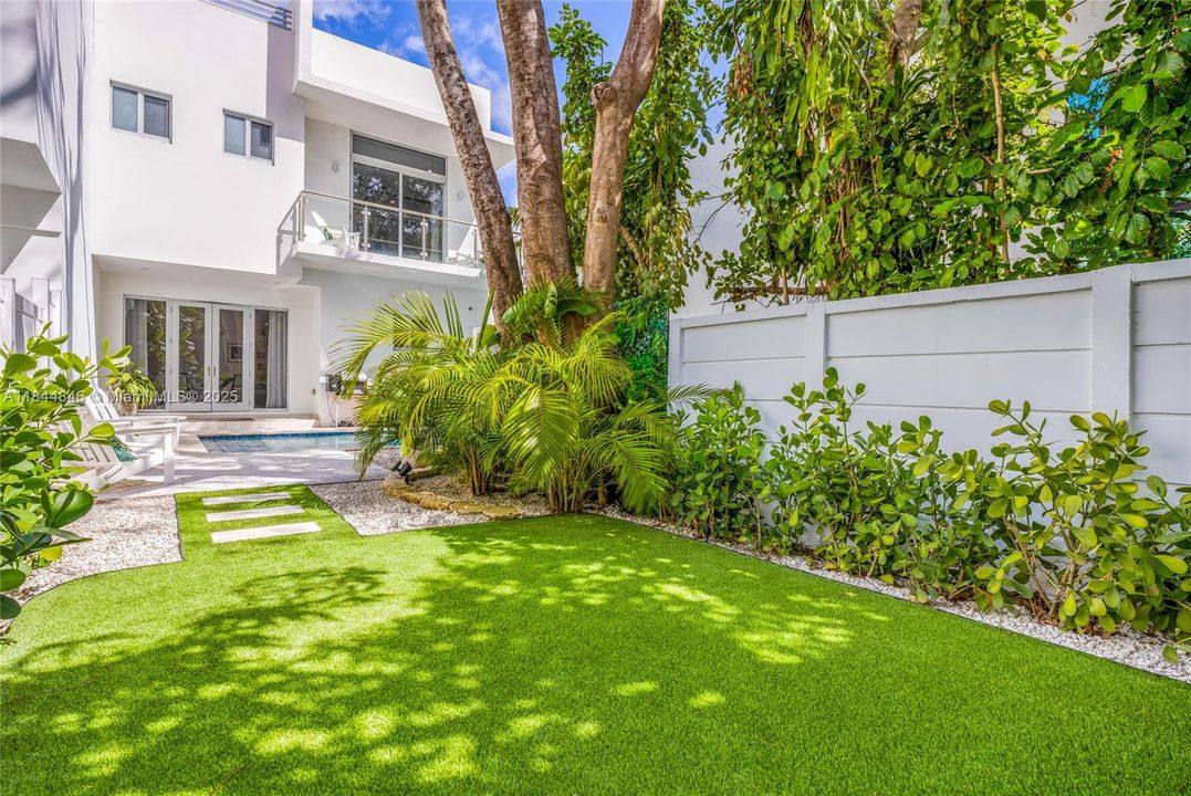 Recently Rented: $15,000 (3 beds, 3 baths, 2391 Square Feet)