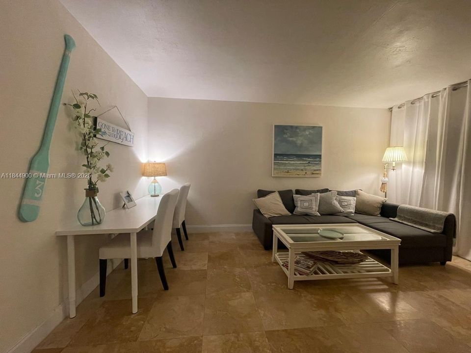 For Sale: $515,000 (1 beds, 1 baths, 530 Square Feet)