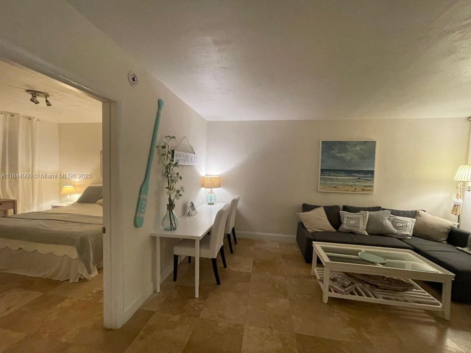 For Sale: $515,000 (1 beds, 1 baths, 530 Square Feet)