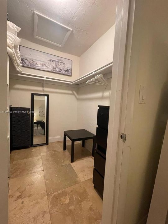 For Sale: $515,000 (1 beds, 1 baths, 530 Square Feet)