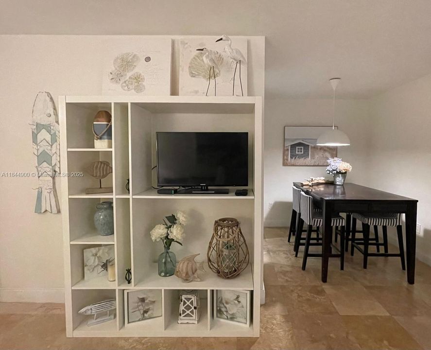 For Sale: $515,000 (1 beds, 1 baths, 530 Square Feet)