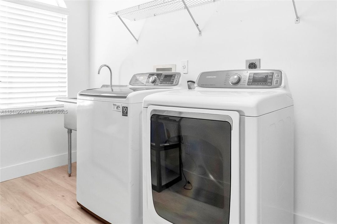 Recently Sold: $1,350,000 (4 beds, 3 baths, 3034 Square Feet)