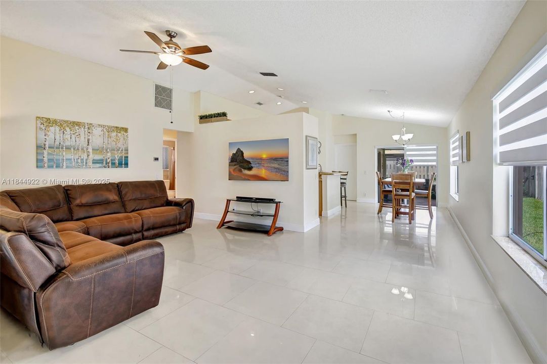 Недавно продано: $599,944 (3 спален, 2 ванн, 1368 Квадратных фут)