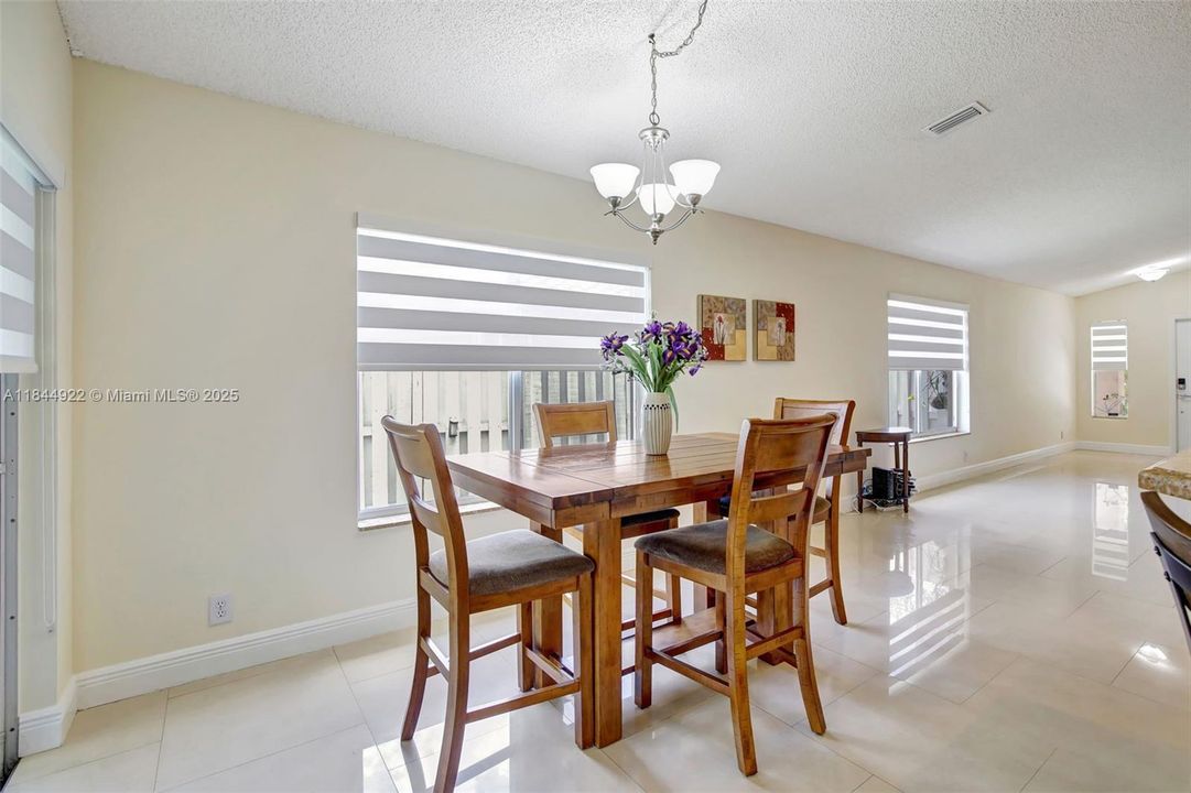 Недавно продано: $599,944 (3 спален, 2 ванн, 1368 Квадратных фут)