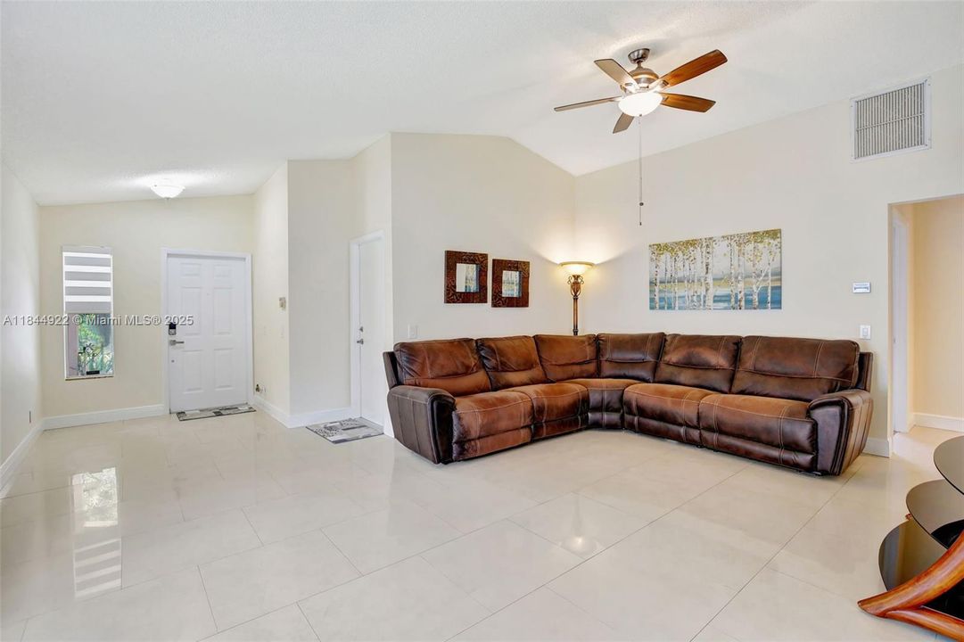 Недавно продано: $599,944 (3 спален, 2 ванн, 1368 Квадратных фут)