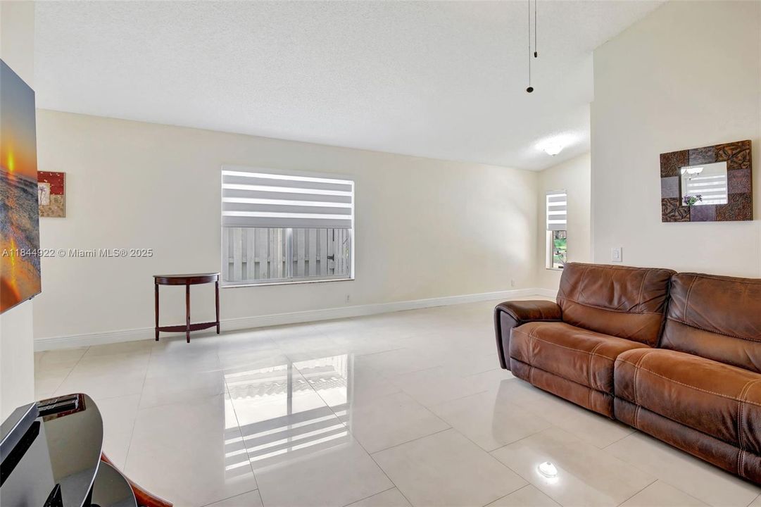 Недавно продано: $599,944 (3 спален, 2 ванн, 1368 Квадратных фут)