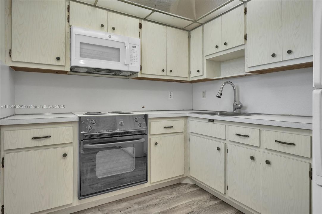 Active With Contract: $120,000 (1 beds, 1 baths, 840 Square Feet)