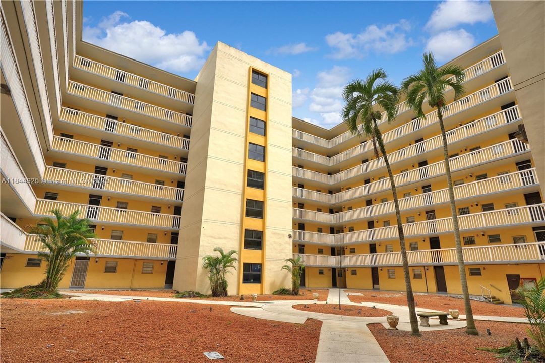 Active With Contract: $120,000 (1 beds, 1 baths, 840 Square Feet)