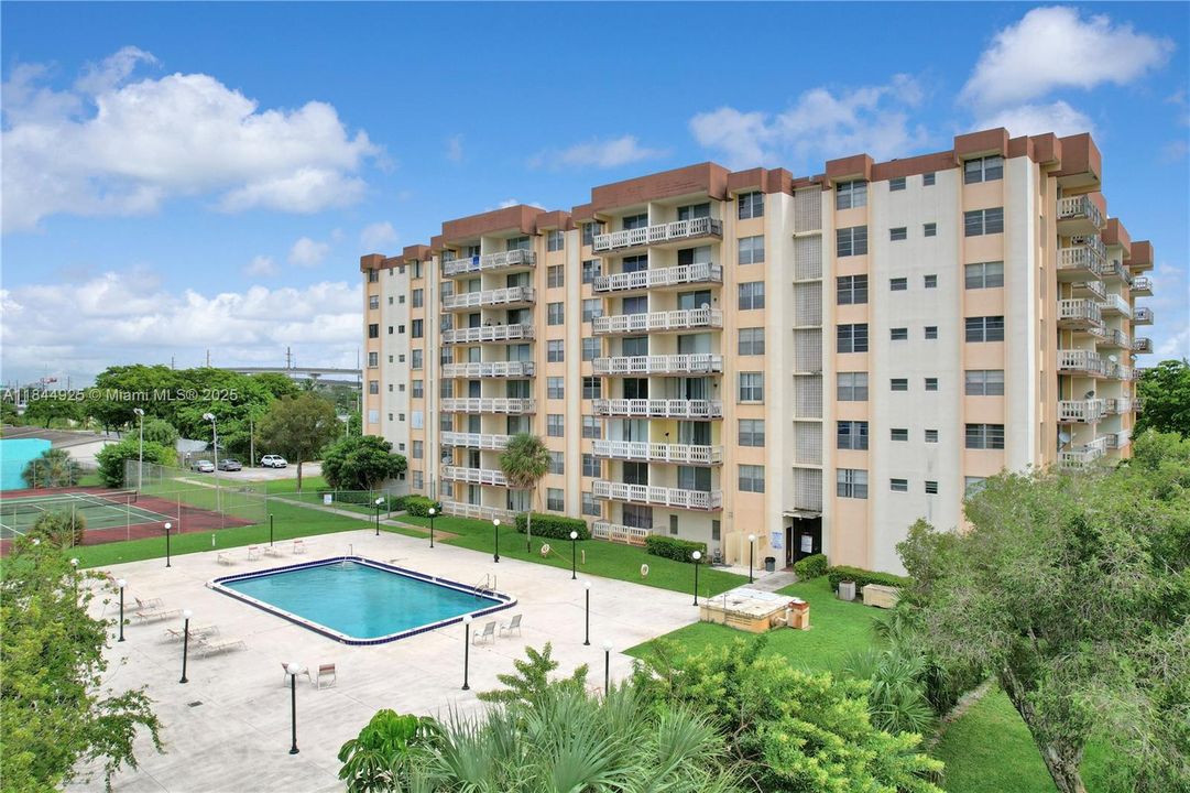 Active With Contract: $120,000 (1 beds, 1 baths, 840 Square Feet)