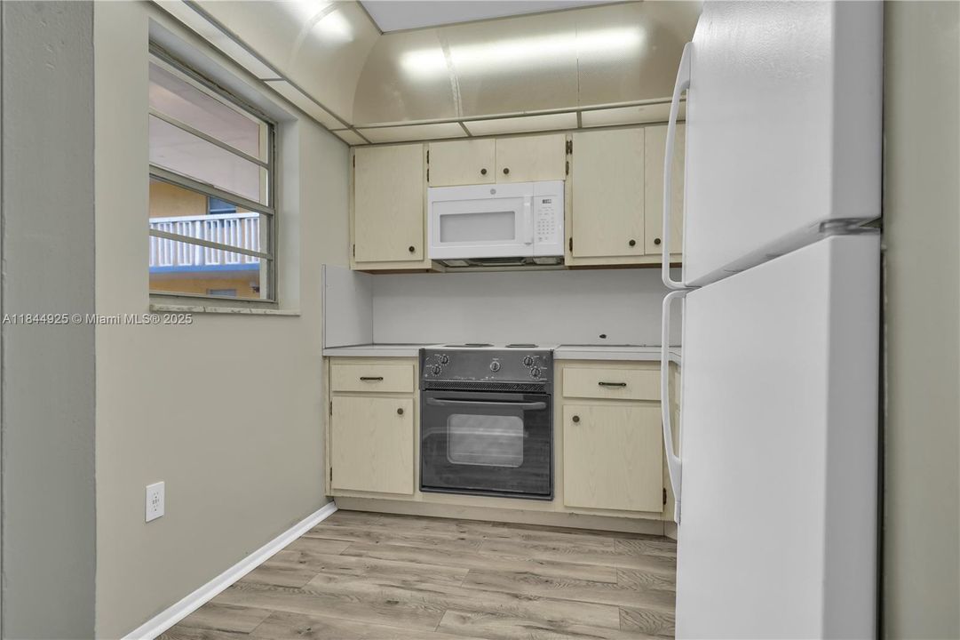 Active With Contract: $120,000 (1 beds, 1 baths, 840 Square Feet)