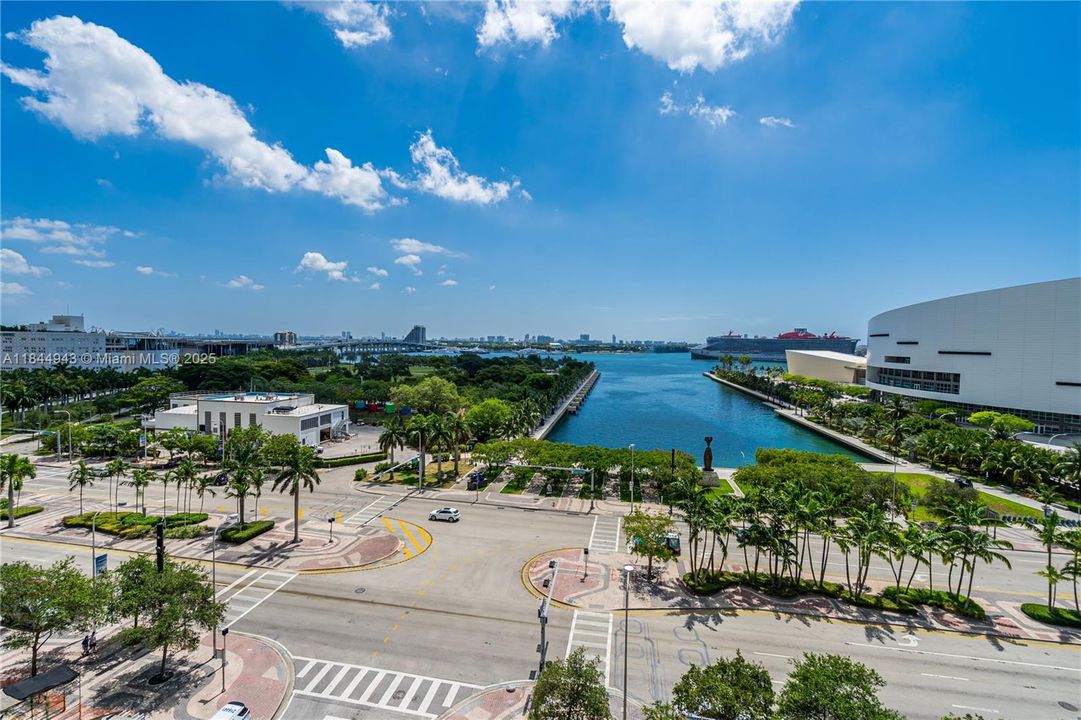 For Sale: $745,000 (2 beds, 2 baths, 1327 Square Feet)