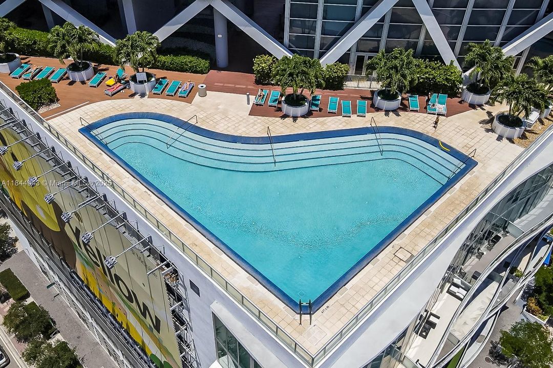 For Sale: $745,000 (2 beds, 2 baths, 1327 Square Feet)