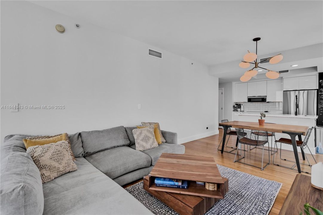 For Sale: $745,000 (2 beds, 2 baths, 1327 Square Feet)