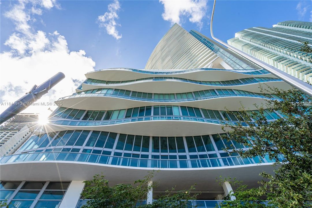 For Sale: $745,000 (2 beds, 2 baths, 1327 Square Feet)