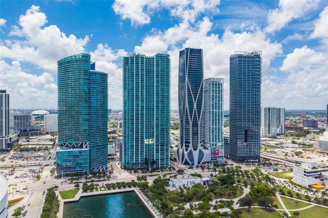 For Sale: $745,000 (2 beds, 2 baths, 1327 Square Feet)