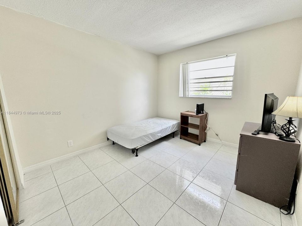 For Sale: $135,000 (2 beds, 1 baths, 650 Square Feet)