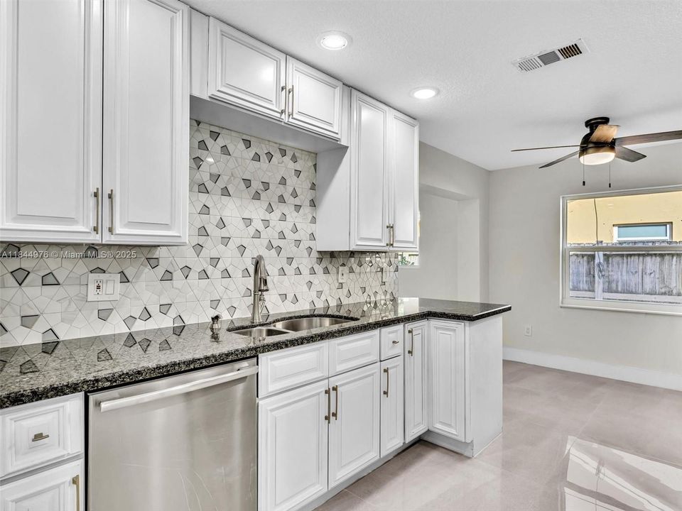 Recently Sold: $500,000 (3 beds, 2 baths, 1304 Square Feet)