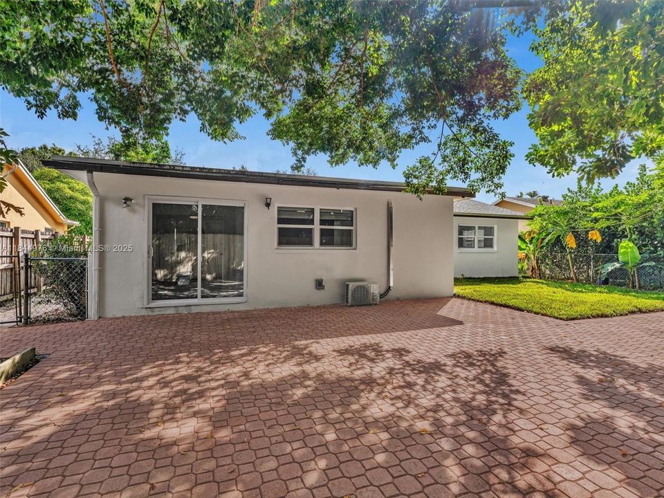 Recently Sold: $500,000 (3 beds, 2 baths, 1304 Square Feet)