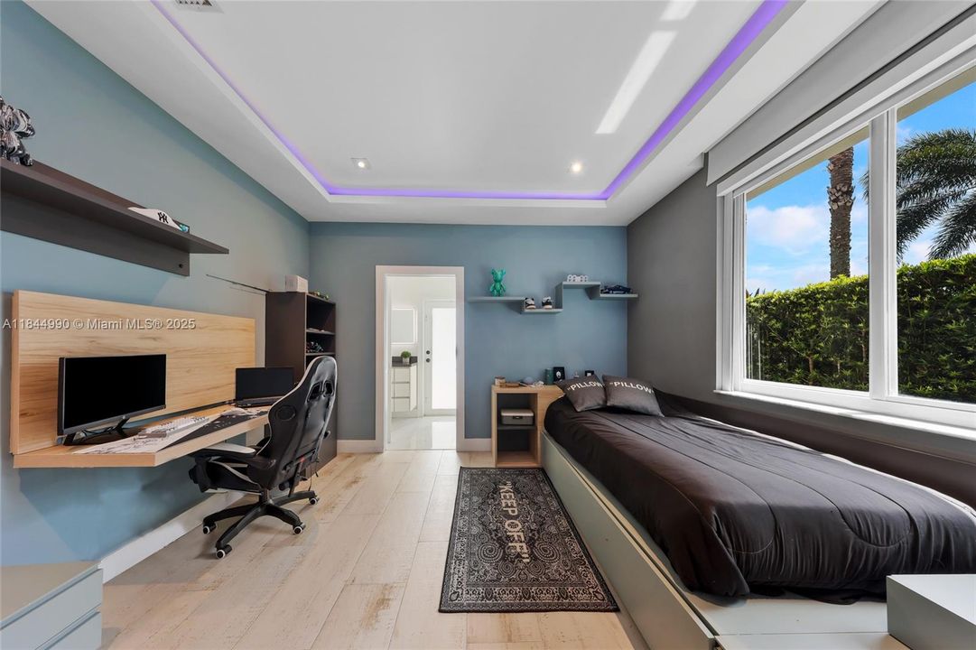 Active With Contract: $2,290,000 (5 beds, 3 baths, 3812 Square Feet)