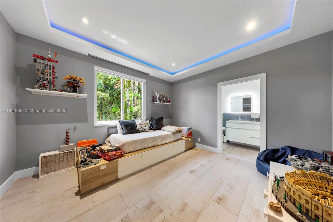 Active With Contract: $2,290,000 (5 beds, 3 baths, 3812 Square Feet)