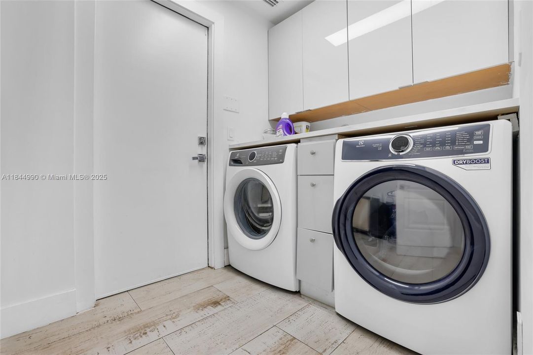 Active With Contract: $2,290,000 (5 beds, 3 baths, 3812 Square Feet)