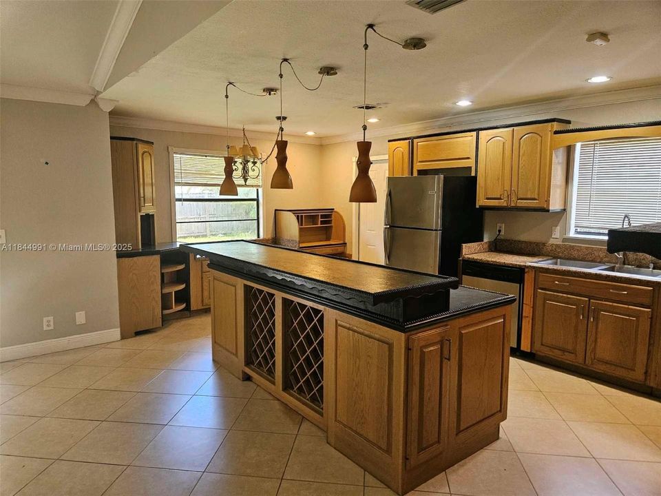 На продажу: $285,000 (2 спален, 1 ванн, 1068 Квадратных фут)