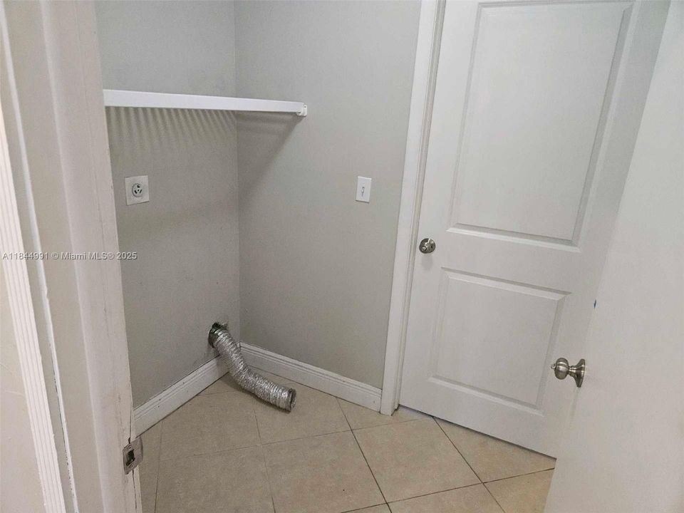 На продажу: $285,000 (2 спален, 1 ванн, 1068 Квадратных фут)