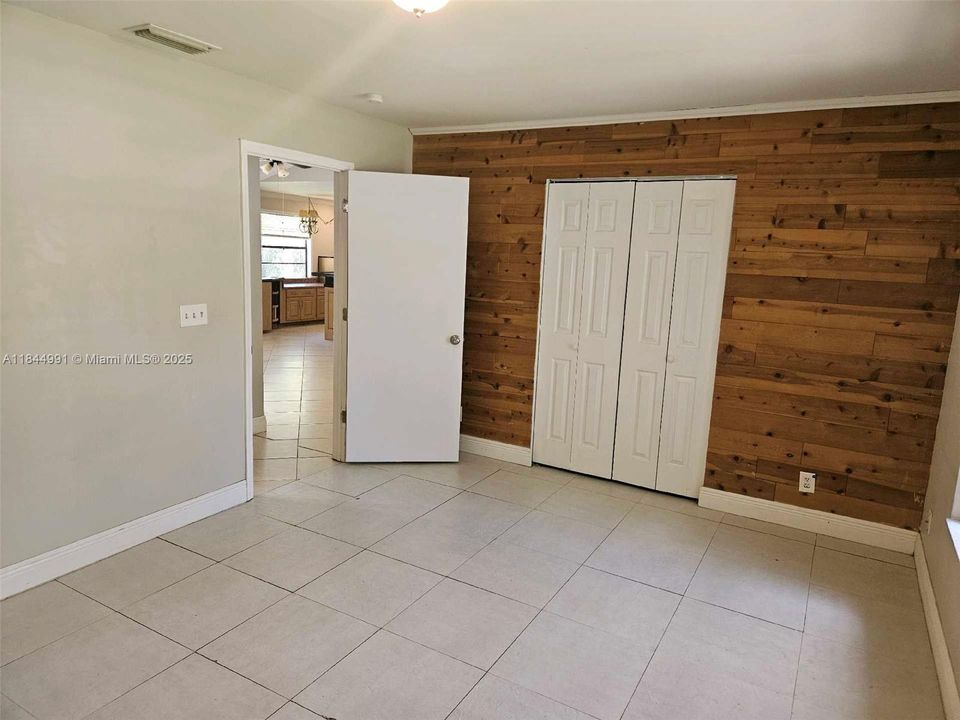 На продажу: $285,000 (2 спален, 1 ванн, 1068 Квадратных фут)