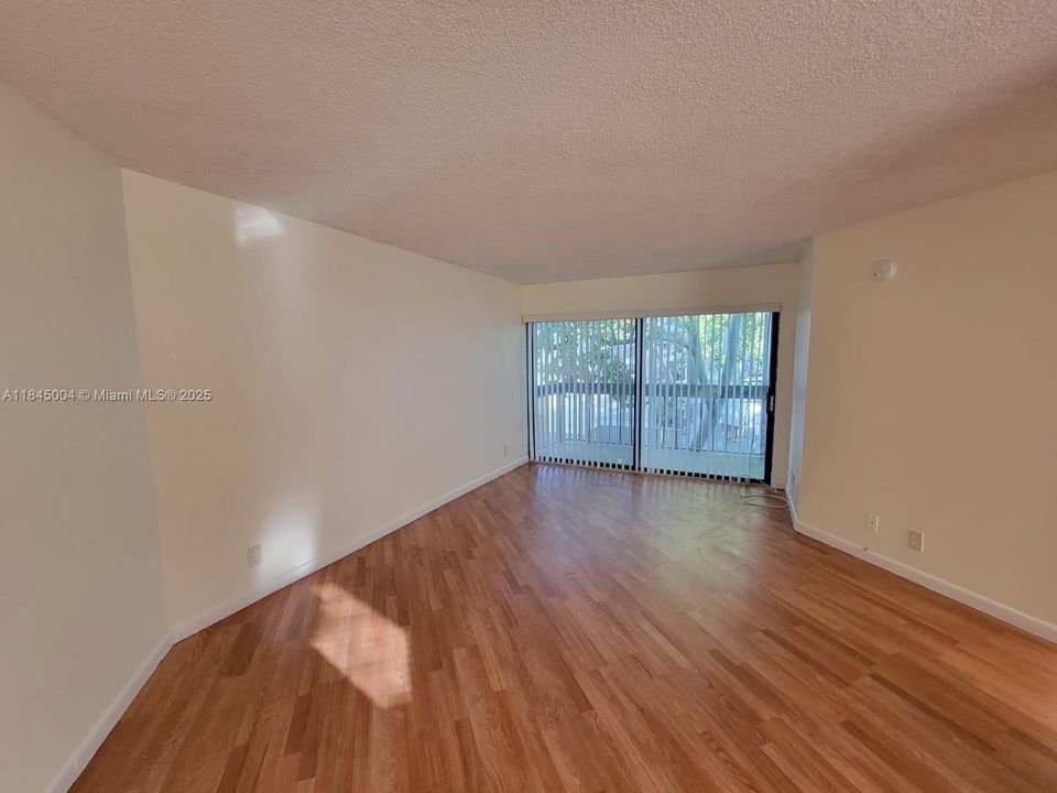 Vendido Recientemente: $135,000 (1 camas, 1 baños, 775 Pies cuadrados)