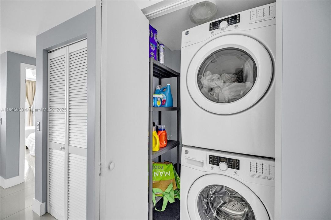 Activo con contrato: $5,000 (2 camas, 2 baños, 942 Pies cuadrados)