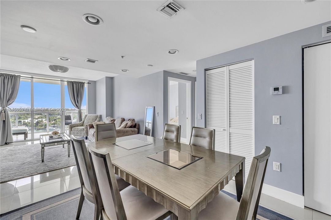 Activo con contrato: $5,000 (2 camas, 2 baños, 942 Pies cuadrados)