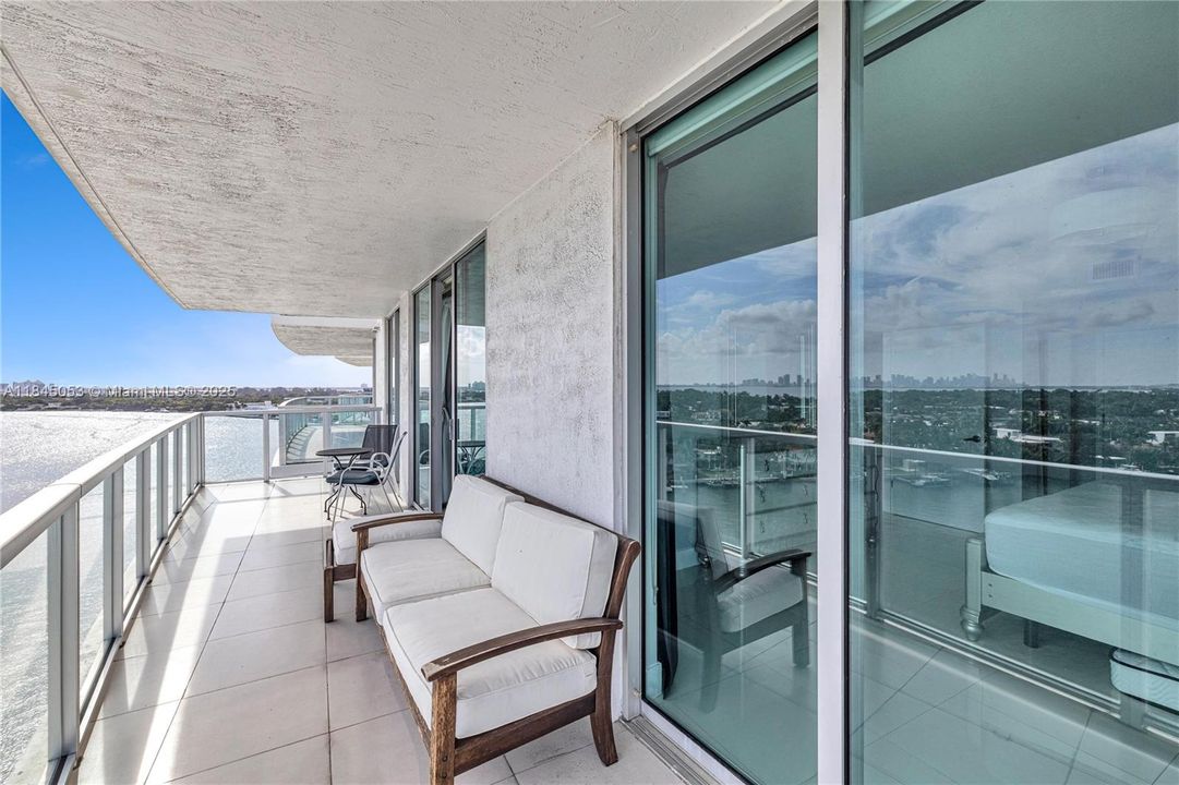 Activo con contrato: $5,000 (2 camas, 2 baños, 942 Pies cuadrados)