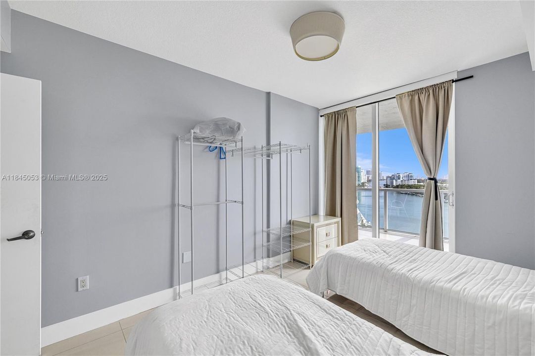 Activo con contrato: $5,000 (2 camas, 2 baños, 942 Pies cuadrados)