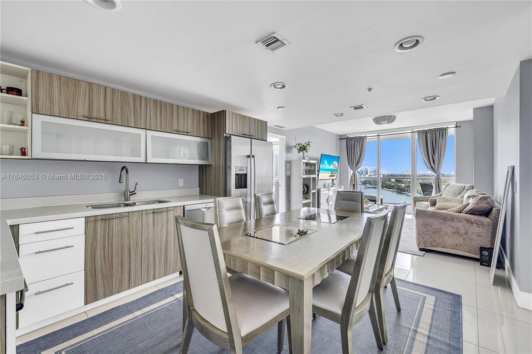 Activo con contrato: $5,000 (2 camas, 2 baños, 942 Pies cuadrados)