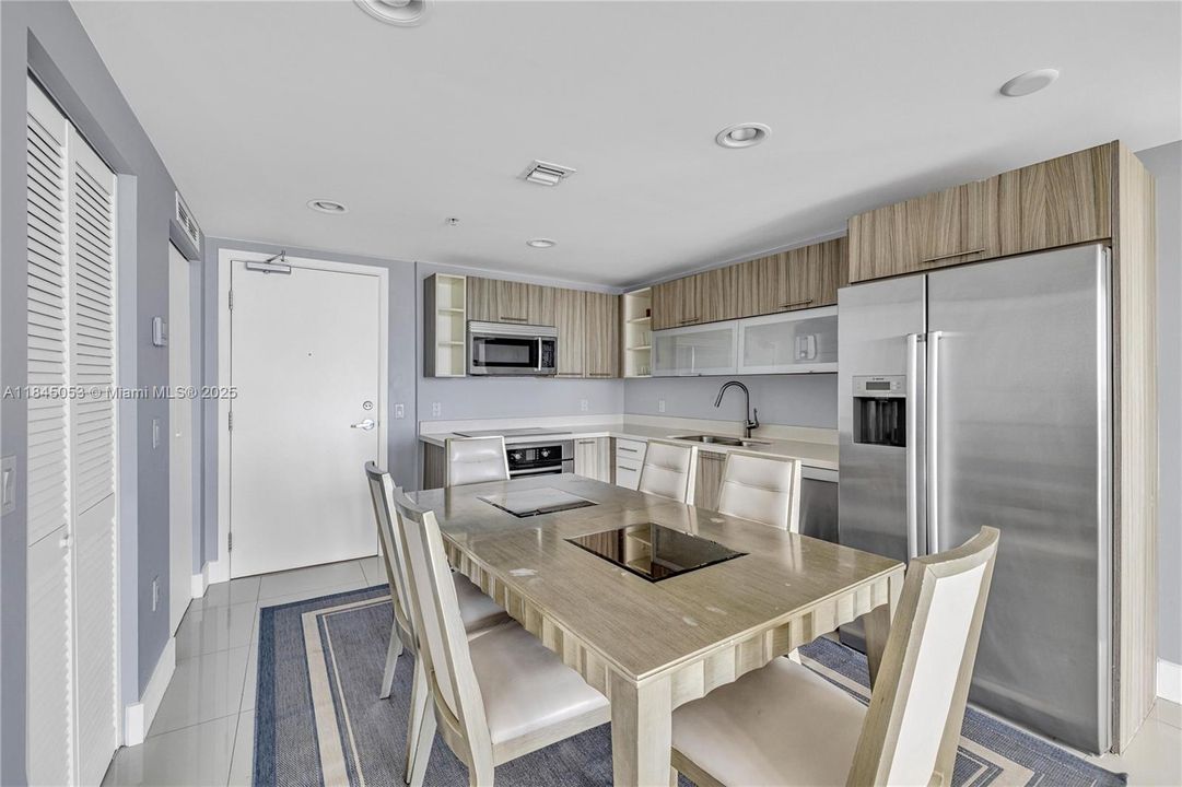 Activo con contrato: $5,000 (2 camas, 2 baños, 942 Pies cuadrados)