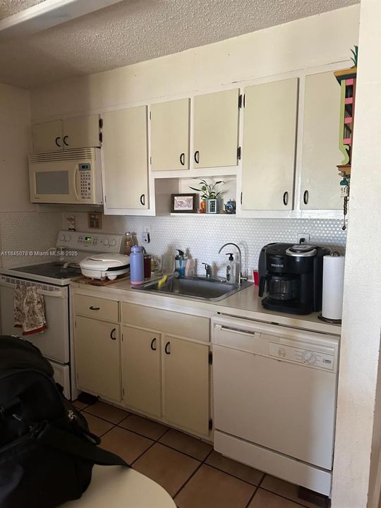 Active With Contract: $265,000 (2 beds, 2 baths, 874 Square Feet)