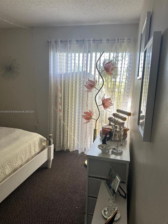 Active With Contract: $265,000 (2 beds, 2 baths, 874 Square Feet)