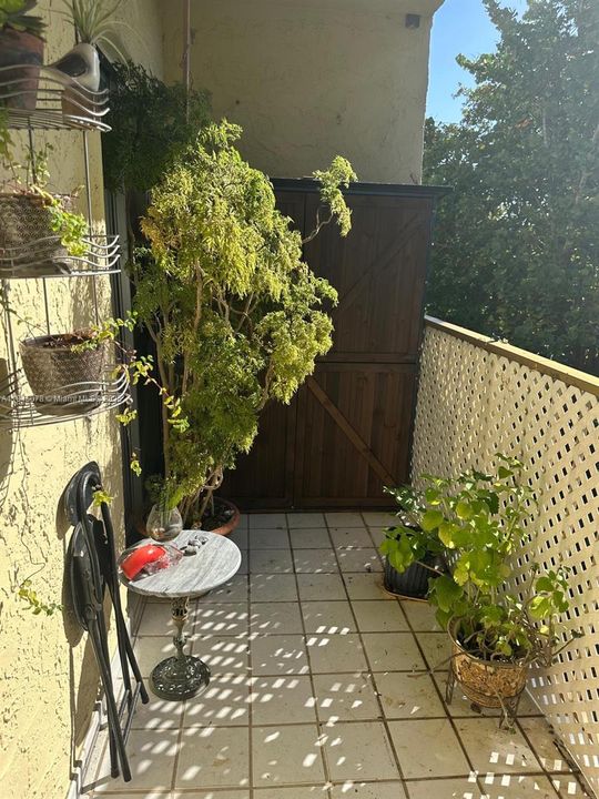 Active With Contract: $265,000 (2 beds, 2 baths, 874 Square Feet)