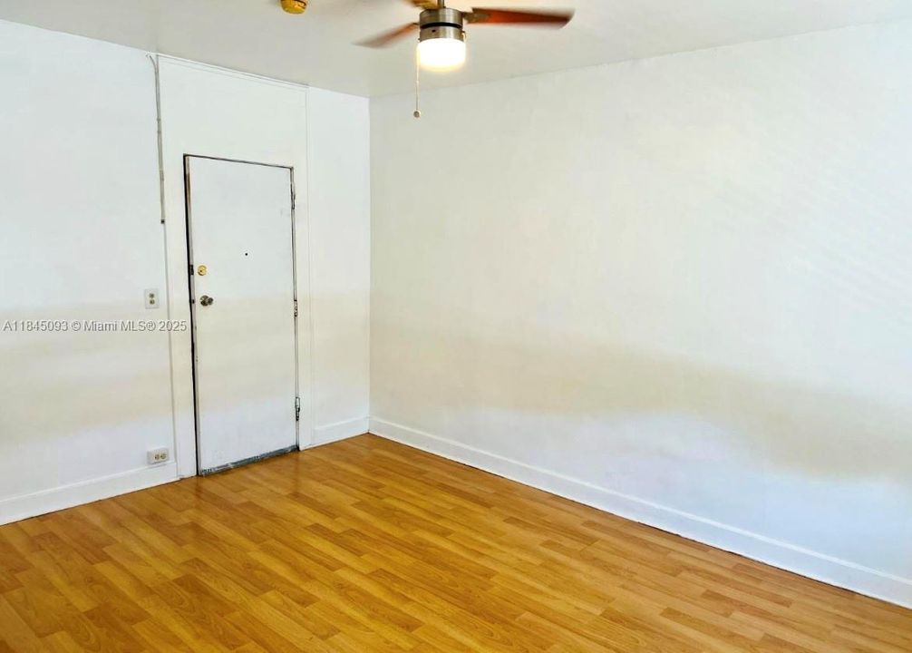 待售: $140,000 (0 贝兹, 1 浴室, 285 平方英尺)