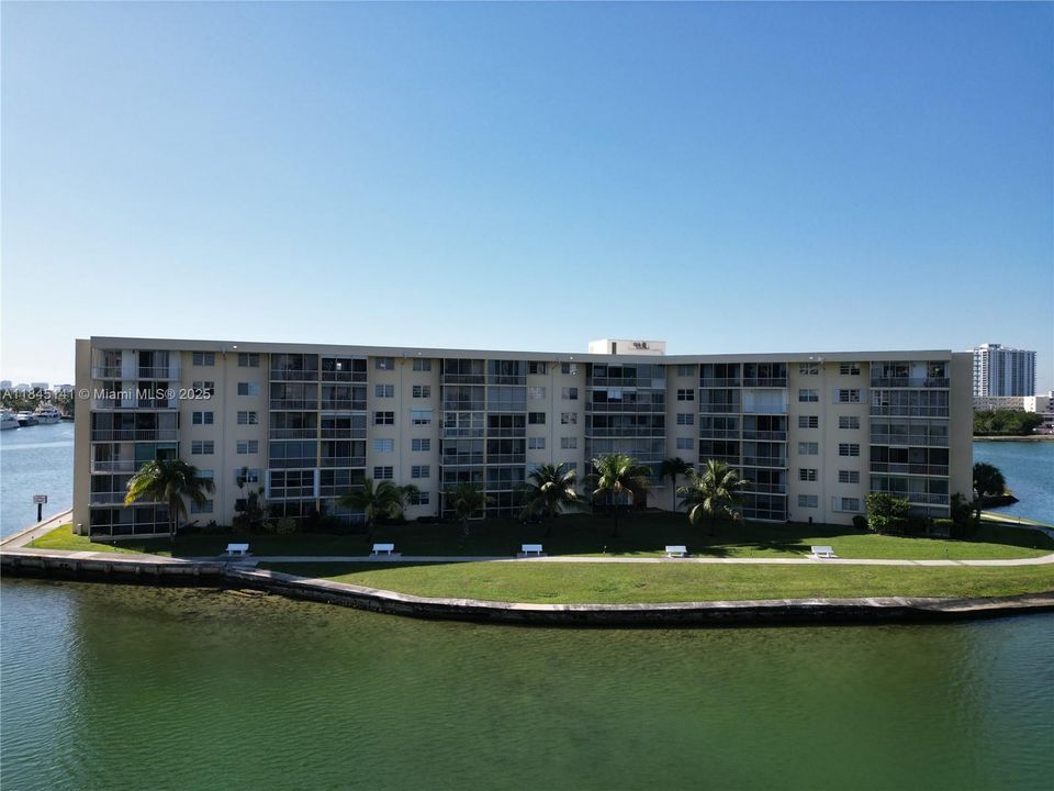 待售: $209,999 (1 贝兹, 1 浴室, 763 平方英尺)