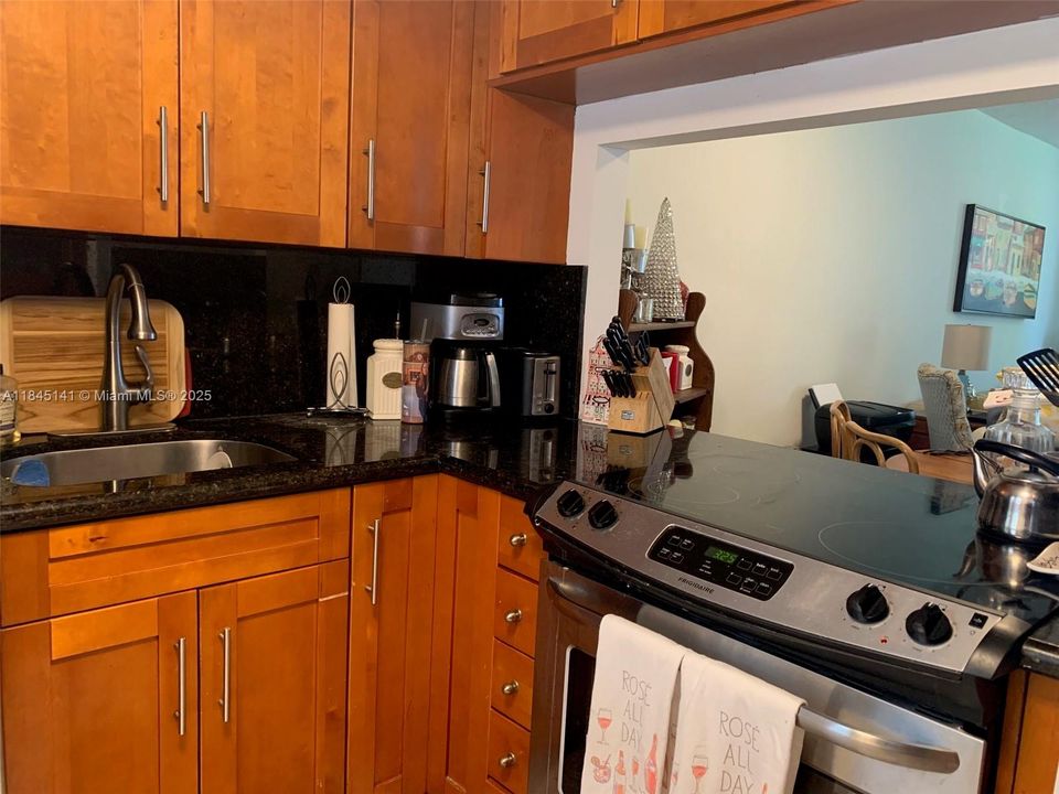 待售: $209,999 (1 贝兹, 1 浴室, 763 平方英尺)