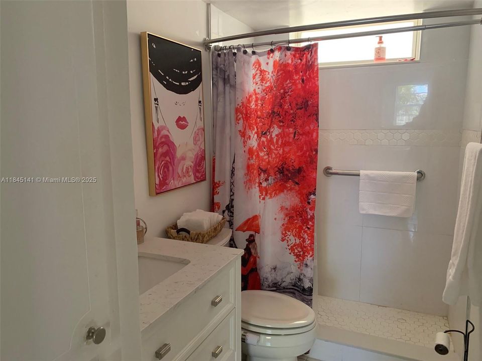 待售: $209,999 (1 贝兹, 1 浴室, 763 平方英尺)